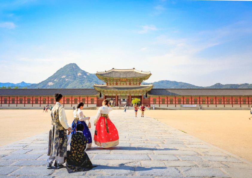 Travelers in hanbok at Gyeongbokgung Palace